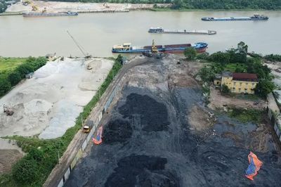 Tiếp vụ xe tải chạy rầm rập trên tuyến đê sông Luộc ở Hưng Yên: Những dấu hỏi trong công tác quản lý?