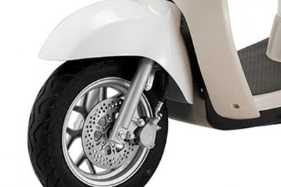 Trải nghiệm xe máy điện giá 16,5 triệu đồng bán ở Việt Nam thiết kế tân cổ điển, đi 80km/lần sạc, rẻ hơn Wave Alpha chị em nhìn là mê