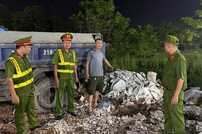 Hà Nội: Bắt quả tang liên tiếp các xe tải đổ trộm phế thải xây dựng trong đêm