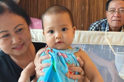 Bố mẹ chồng H'Hen Niê vui đùa cùng cháu nội, fan nhận xét một câu bất ngờ