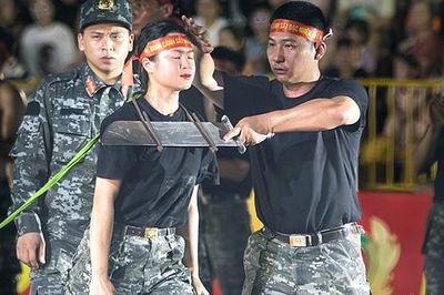 'Nín thở' xem nữ đặc nhiệm dùng yết hầu kéo xe đặc chủng