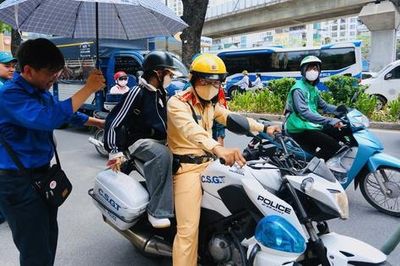 Nữ sinh đi xe chuyên dụng của CSGT kịp đến phòng thi vào lớp 10