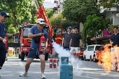 Khách nước ngoài thích thú làm lính cứu hỏa giữa phố đi bộ Hồ Gươm