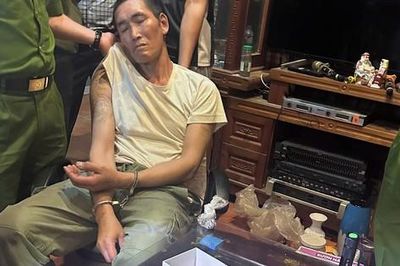 Bắt đối tượng tàng trữ ma túy, phát hiện nhiều súng và vũ khí