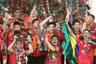 Khoảnh khắc Công an Hà Nội FC nâng cao cúp vô địch V-League 2025/26