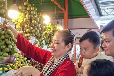 Du khách 'săn' trái cây giá rẻ tại Lễ hội Trái cây Nam bộ 2026