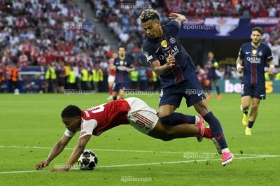 Arsenal bất bại cả mùa Champions League vẫn chết lặng