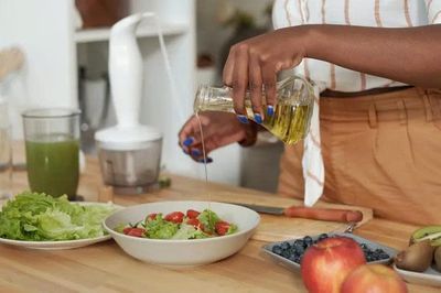 5 loại dầu làm nước sốt salad tốt nhất cho sức khỏe tim mạch