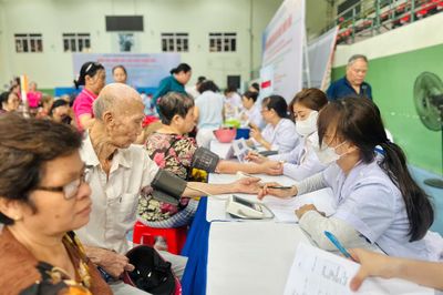 Khám sức khỏe miễn phí tại TP.HCM: Người dân cần biết những gì?