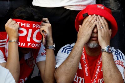 CĐV Arsenal òa khóc sau khi thua PSG