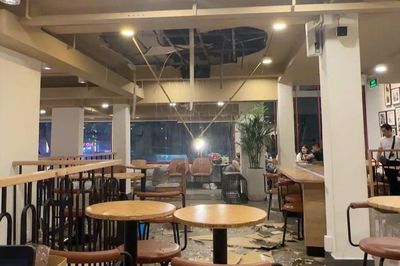 Cận cảnh trần quán Highlands ở TP.HCM đổ sập, mưa xối xả tràn vào