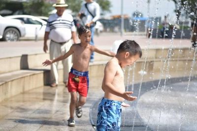 Dấu hiệu trẻ có thể rơi vào tình trạng nguy kịch giữa nắng nóng
