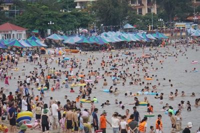 'Biển người' đổ ra biển Đồ Sơn giải nhiệt