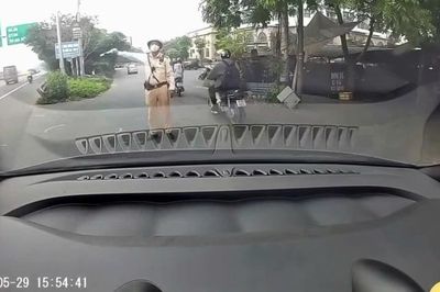 Đi ôtô vào làn môtô sẽ bị phạt bao nhiêu?