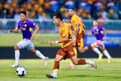 Quật ngã CLB Hà Nội, HAGL trụ hạng