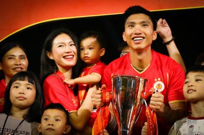 Hải My rạng rỡ bên Văn Hậu