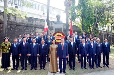 Tổng Bí thư, Chủ tịch nước và Phu nhân dâng hoa tại Tượng đài Bác Hồ ở Manila