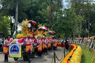 Hàng nghìn người tham gia lễ rước Kirab Waisak tại Borobudur