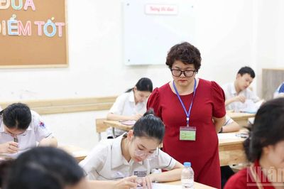 [Ảnh] Tiếp tục siết chặt kỷ luật thi trong buổi thi Toán - môn cuối cùng của kỳ thi vào lớp 10