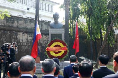 [Ảnh] Tổng Bí thư, Chủ tịch nước và Phu nhân dâng hoa tại Tượng đài Bác Hồ ở Manila