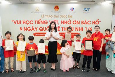 Khen thưởng các em nhỏ tham gia cuộc thi 'Vui học tiếng Việt, nhớ ơn Bác Hồ' tại Nhật Bản