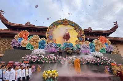Đại lễ Phật đản Phật lịch 2570: Làm cho cuộc sống tốt đẹp hơn bằng ngọn đèn từ bi