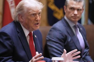 Iran nhắc tới 12 tỉ USD; ông Donald Trump cứng rắn