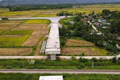Vì sao cầu vượt đường sắt Bắc - Nam thuộc dự án 442 tỉ đồng ở Thanh Hóa dừng thi công?