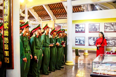 An Giang: Chiến sĩ mới Trung đoàn 892 báo công Chủ tịch Tôn Đức Thắng