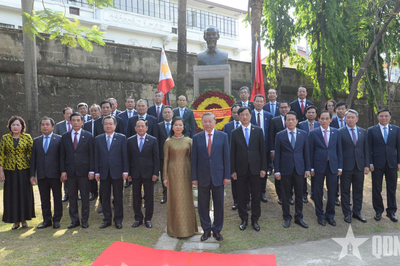 Tổng Bí thư, Chủ tịch nước Tô Lâm dâng hoa tại Tượng đài Chủ tịch Hồ Chí Minh ở Philippines