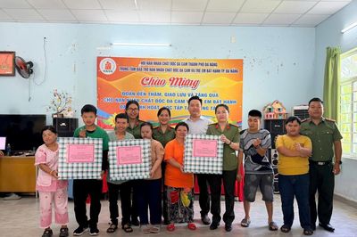 Ấm áp chương trình 'Bữa ăn yêu thương' dành cho trẻ em có hoàn cảnh đặc biệt