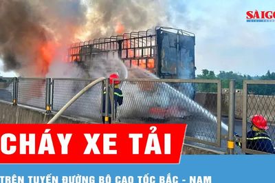 Xe tải bốc cháy dữ dội trên cao tốc ở Hà Tĩnh
