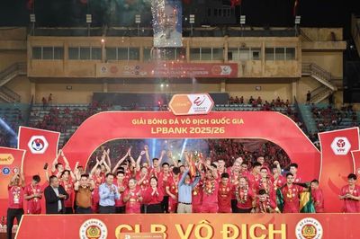 Quả bóng bạc Đình Bắc tỏa sáng trong ngày CAHN nâng cúp V-League
