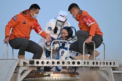 Phi hành đoàn tàu vũ trụ Thần Châu 21 trở về Trái Đất an toàn