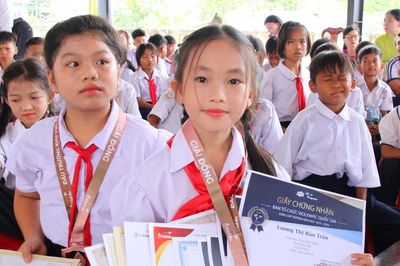 Vừa trông em, cô học trò lớp 4 người Thái vẫn giành 12 giải thưởng
