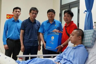 2 nhà giáo được Tổng Liên đoàn Lao động Việt Nam tặng quà