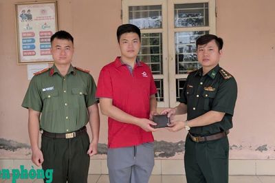 Cán bộ Biên phòng nhặt được của rơi trả lại người mất