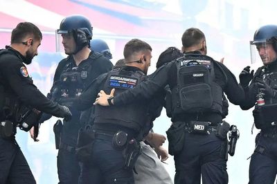 Cổ động viên PSG đập phá, dùng súng tấn công cảnh sát trong đêm đội nhà đăng quang