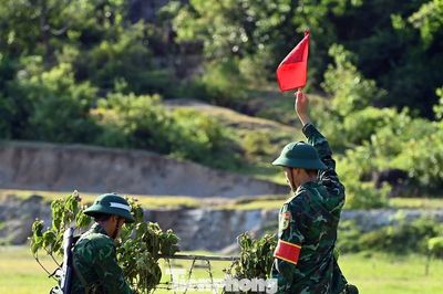 Xem tân binh Biên phòng 'vượt nắng' thao trường thực hiện kiểm tra '3 tiếng nổ'