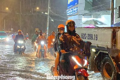 TPHCM đón đợt mưa lớn liên tục trong hai ngày, tổng lượng mưa có nơi trên 150mm