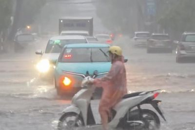 Mưa lớn gây ngập nhiều tuyến đường ở Nha Trang