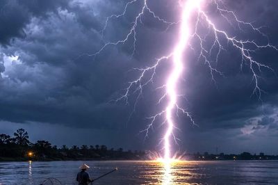 Mưa dông giữa hè, người đàn ông bị sét đánh rơi xuống sông tử vong