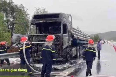 Xe đầu kéo bất ngờ bị cháy rụi trên cao tốc Nha Trang - Cam Lâm