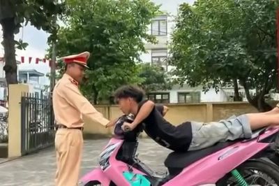 Xử phạt thanh niên 'nằm sấp' điều khiển xe máy