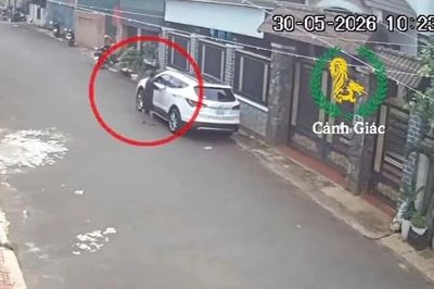 Thót tim clip bé trai 12 tuổi lái ô tô qua nhiều hẻm ở Đắk Lắk, va quẹt taxi