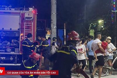 Kho chứa gỗ và máy cưa cháy rụi, nghi do pin phát nổ