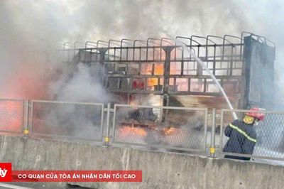 Ô tô tải bốc cháy dữ dội trên cao tốc Bắc - Nam qua Hà Tĩnh