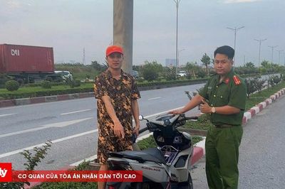 Công an phường tìm lại xe máy cho người dân sau tai nạn trong đêm mưa