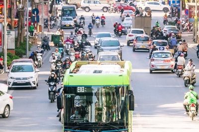 TP.HCM đề xuất lộ trình chuyển đổi toàn bộ phương tiện sang điện và năng lượng xanh vào năm 2040