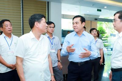 Chủ tịch UBND tỉnh Nghệ An Võ Trọng Hải kiểm tra công tác chấm thi tuyển sinh lớp 10 và tuyển sinh vào Trường THPT chuyên Phan Bội Châu